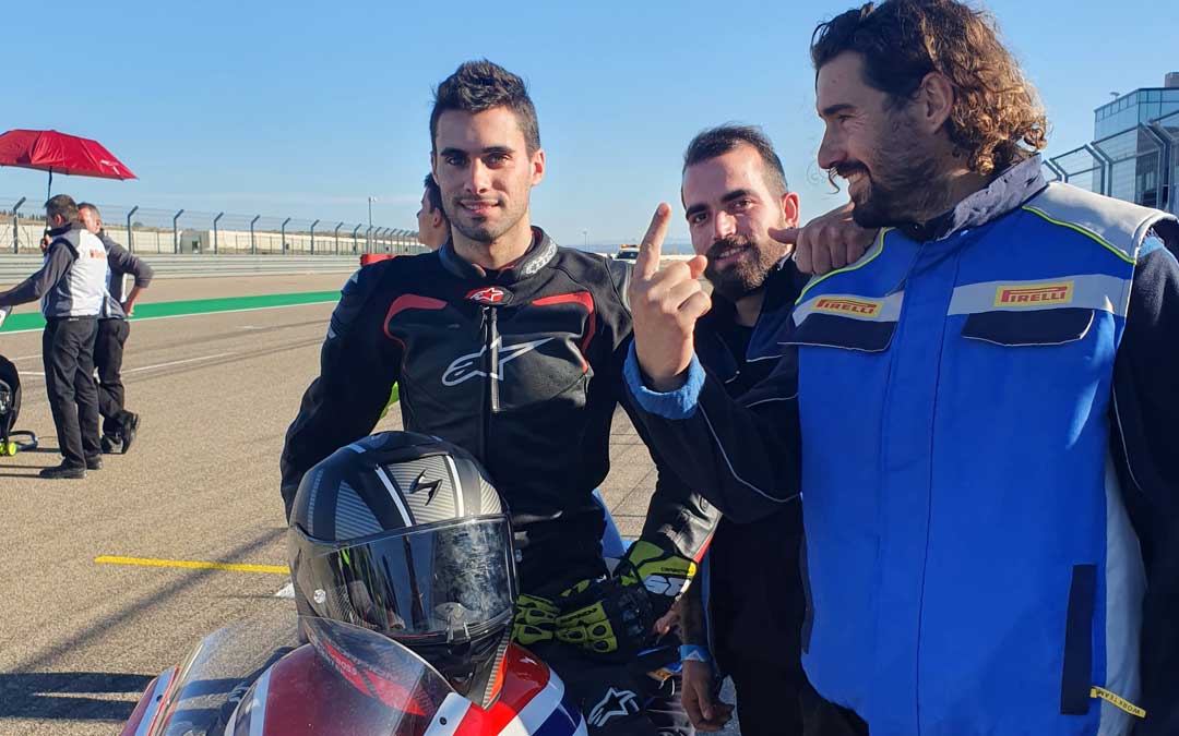 Adrián Garín sobre la Honda 600 con la que participó en el rodaje
