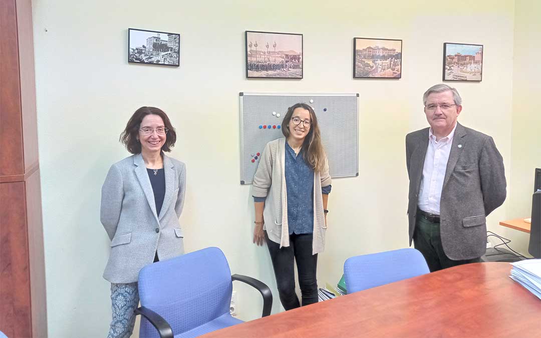 Alba Gállego, con sus directores de tesis, los doctores Delgado (izquierda) y Altisent (derecha)./ DGA