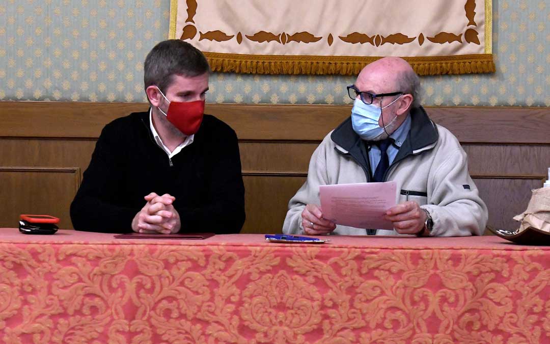Firma de convenio este lunes entre el alcalde, Ignacio Urquizu y el párroco, Pablo Roda, para subida de agua a Pueyos / Ayto. Alcañiz