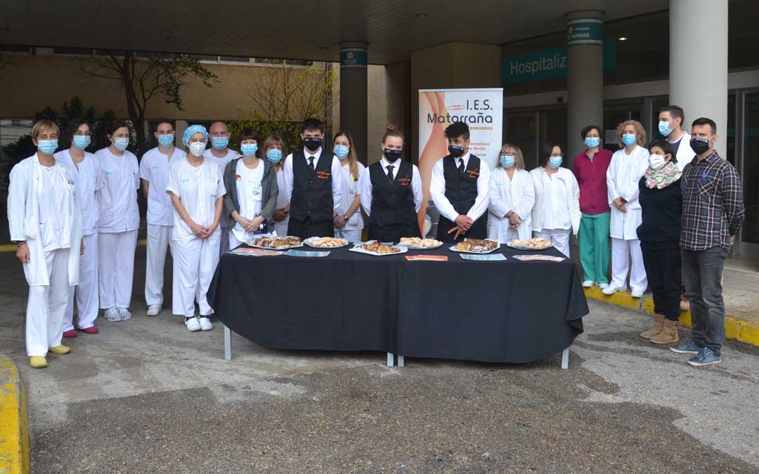 El personal sanitario recibió a los alumnos y profesores del IES Matarraña. FOTO: María Quílez.