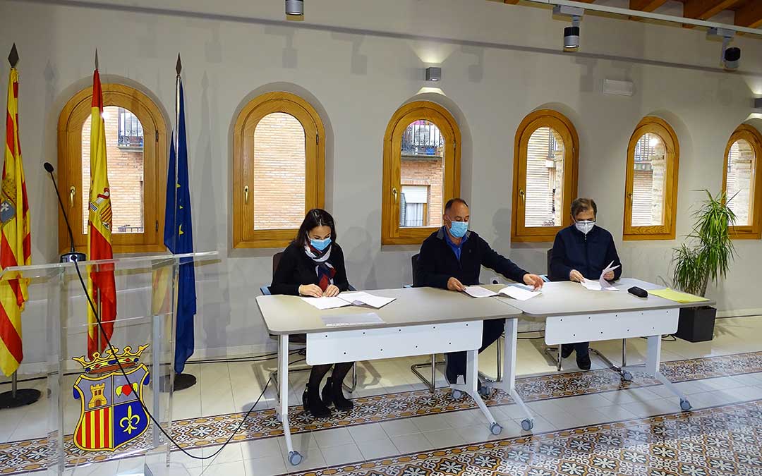 Firma del acuerdo por el alcalde, Miguel Iranzo, María Tello en representación de Cáritas y Benito Gómez, director del colegio./ Ayto. Alcorisa