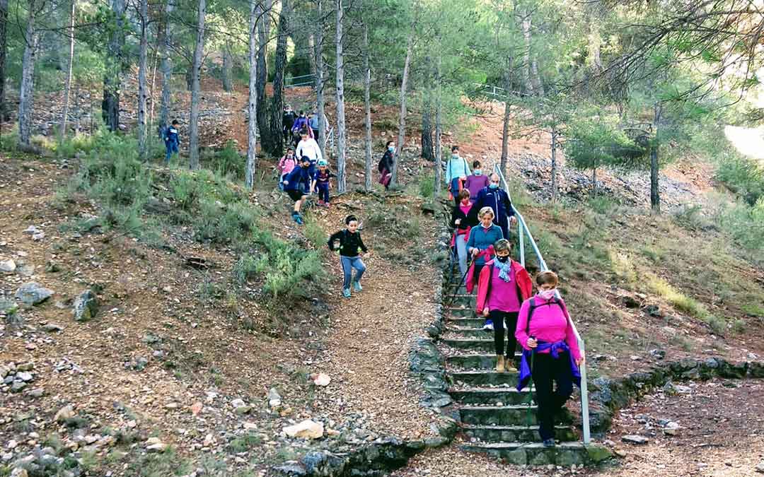 En la marcha senderista alcorisana participaron vecinos de todas las edades./ Ayto. Alcorisa