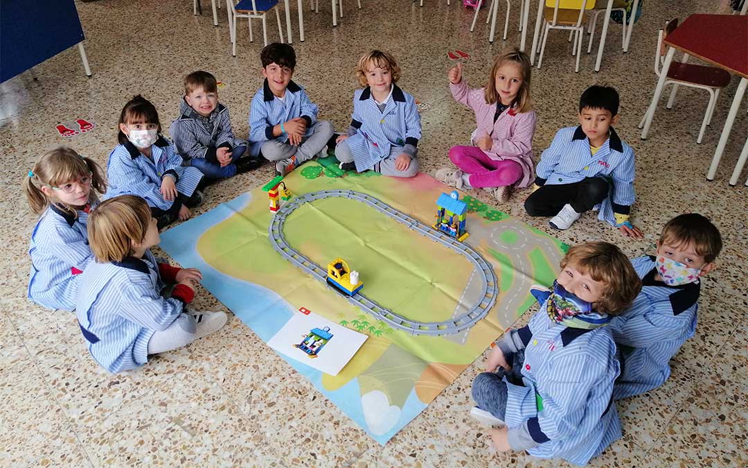 Los alumnos de Educación Infantil del colegio La Inmaculada de Alcañiz aprenden robótica divirtiéndose./ Colegio La Inmaculada