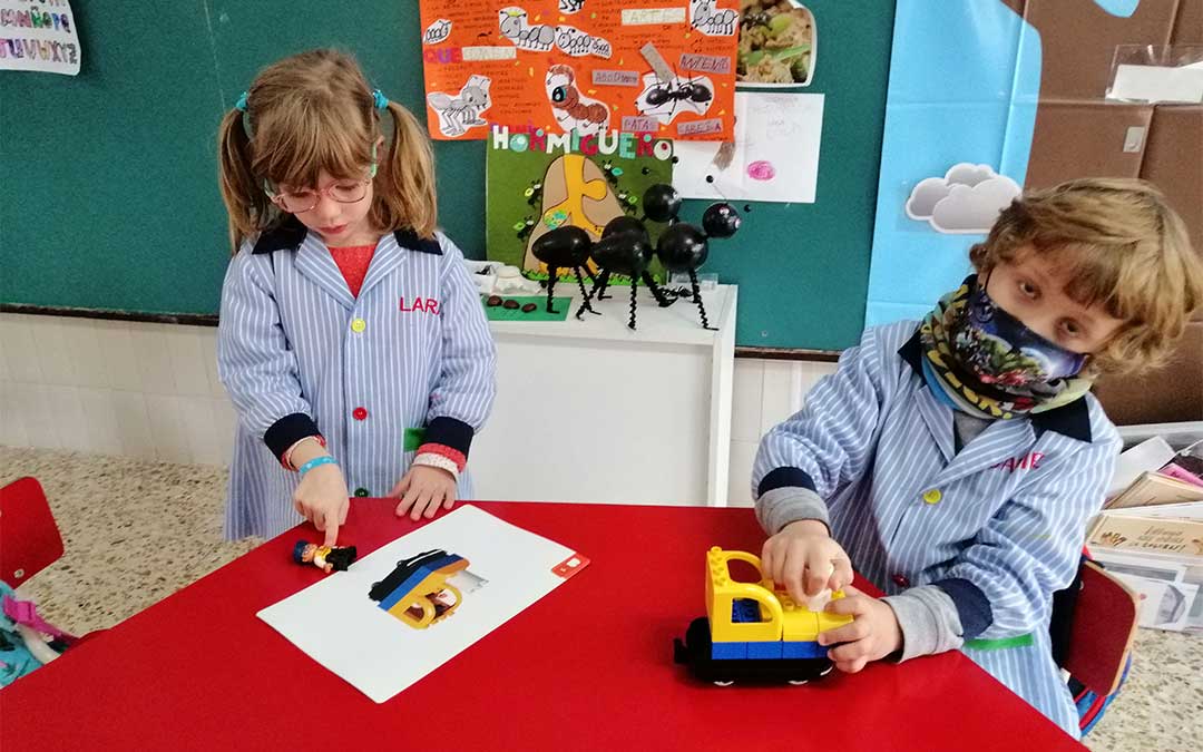 Los más pequeños del colegio La Inmaculada aprenden robótico./ Colegio La Inmaculada
