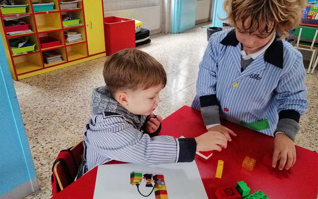 Los más pequeños del colegio La Inmaculada aprenden robótico./ Colegio La Inmaculada