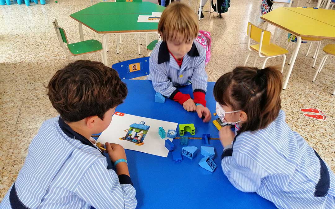 Los más pequeños del colegio La Inmaculada aprenden robótico./ Colegio La Inmaculada