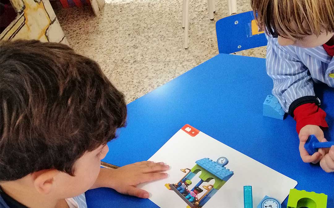 Los más pequeños del colegio La Inmaculada aprenden robótico./ Colegio La Inmaculada
