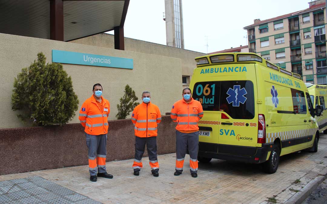 Joaquín Gracia, Valerio Pascual y David Alejos, técnicos de emergencias sanitarias, a las puertas del Hospital / L. Castel