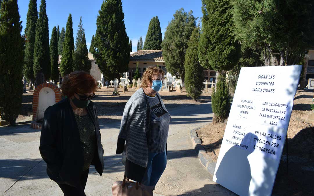 Ángela Gascón (izq.) pasando por enfrente de las instrucciones sanitarias./I.M.