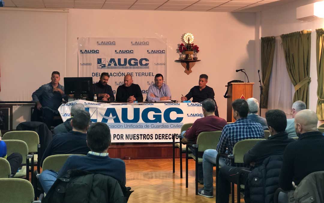 Foto de archivo de una asamblea de la AUGC. Cristóbal Soria, portavoz (segundo por la izq.) y José Javier Armero, secretario general de Teruel, (segundo por la dcha)
