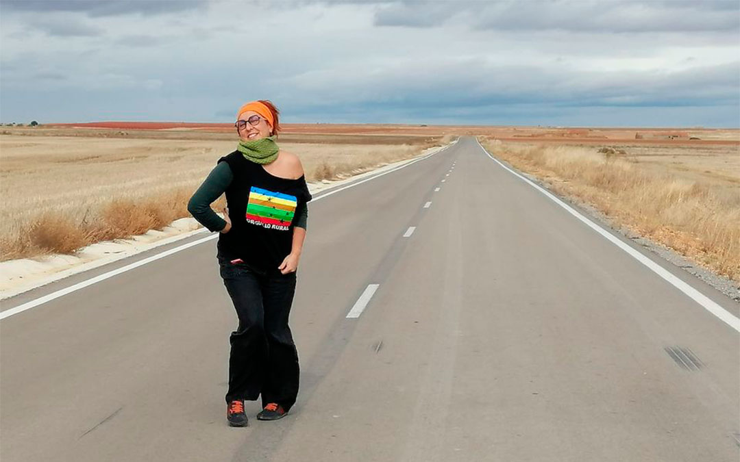 Belén Soler, vecina de Alloza y propietaria de La Ojinegra, viste la bandera del Orgullo Rural./ Belén Soler