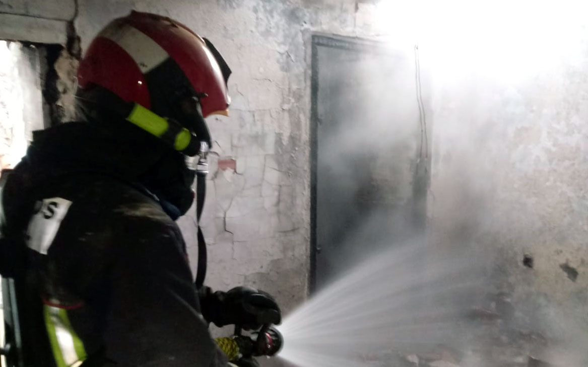 Uno de los bomberos actuando en la vivienda afectada por el fuego en Utrillas./ Bomberos DPT