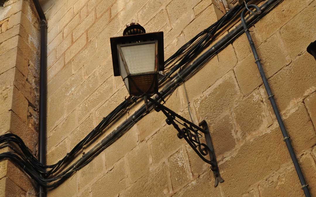 Una de las antiguas farolas de Calaceite./ J.L.