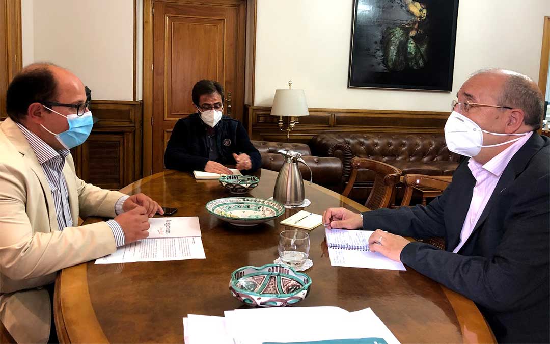 Reunión del presidente y del vicepresidente con el portavoz del Partido Popular, Carlos Boné./ DPT