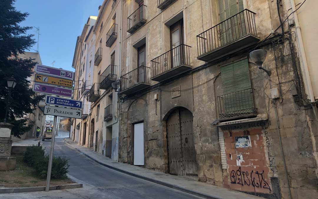 Se subasta gran casa en los números 3 y 4 de la plaza Cabañero tasada en 1.421.297 millones / L. Castel
