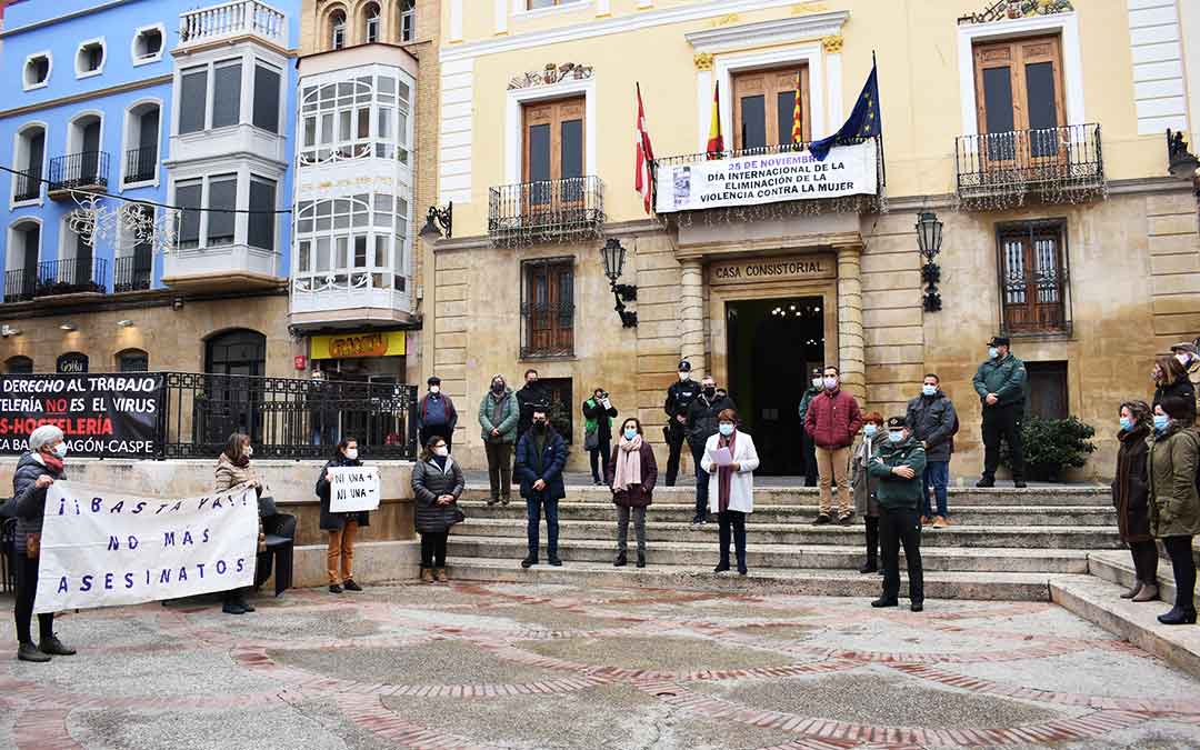 Acto conmemorativo del 25 de noviembre en la plaza de España de Caspe.