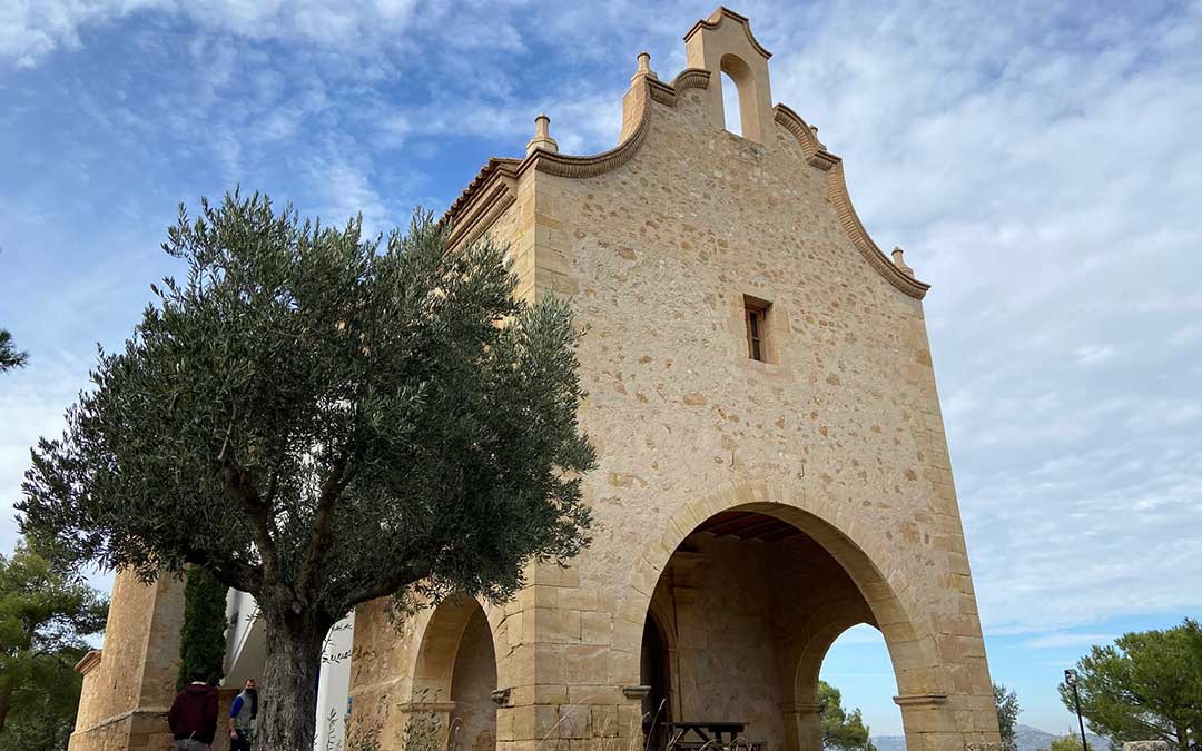 Exterior de la ermita de Santa Bárbara de Aguaviva, que en su interior aguarda una gran fusión entre elementos originales y arquitectura moderna./ Alicia Martín