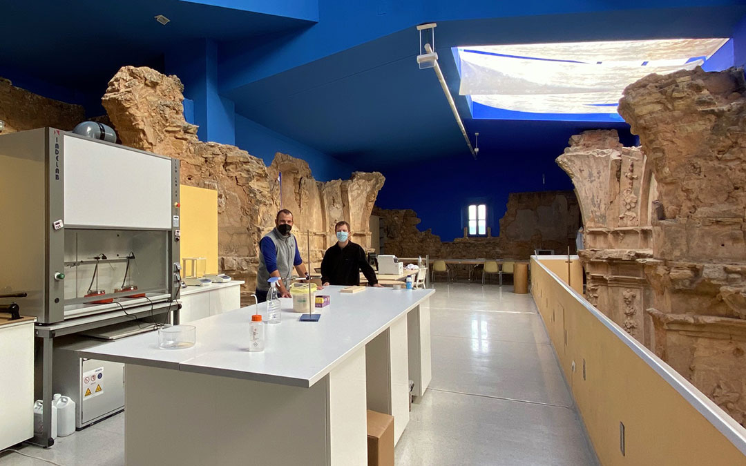 El Centro de Investigación se ubica en la planta superior de la ermita de Santa Bárbara de Aguaviva. En la fotografía, dos de los tres ingenieros que participan en el proyecto./ Alicia Martín