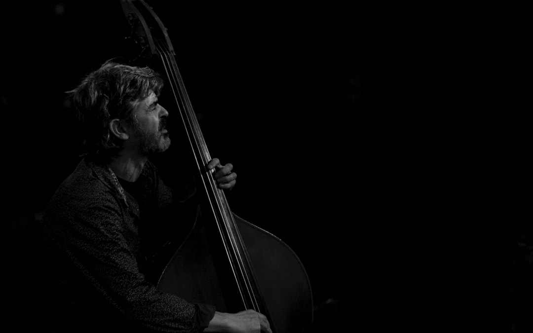 Coco Balasch, músico francés afincado en Valdeltormo, en acción. / Archivo personal