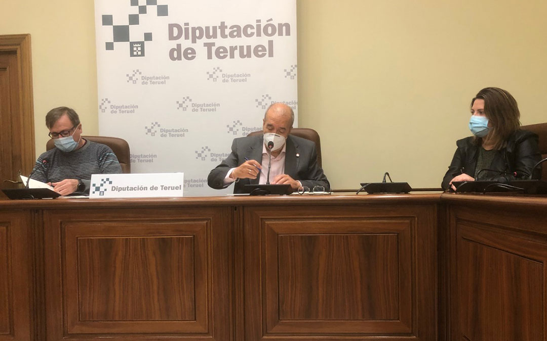 Firma del convenio entre Diputación de Teruel y UGT. / DPT