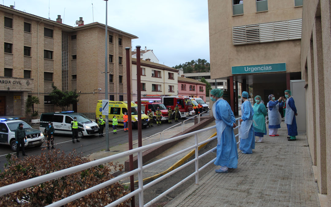 Aplauso sanitario y homenaje en la puerta del Hospital de Alcañiz durante el estado de alarma de primavera. / B. Severino
