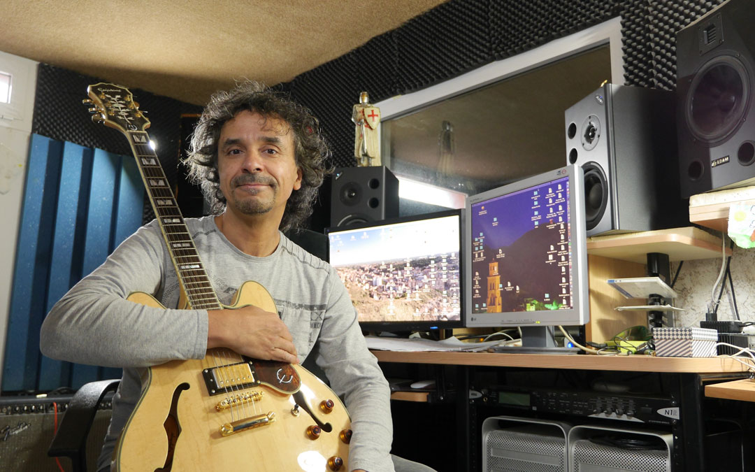 Latorre, en su estudio, «laboratorio» en el que pasa horas con su música, ensayando y probando novedades. / Archivo personal