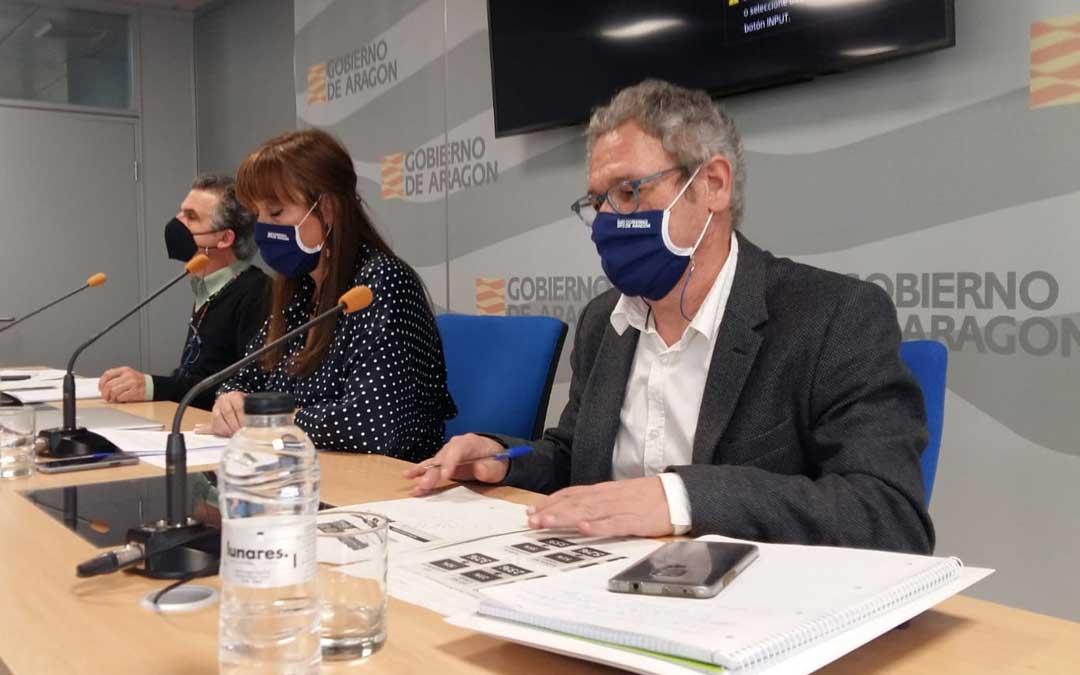 La consejera de Sanidad, Sira Repollés, entre los directores generales de Asistencia Sanitaria, José María Abad, y de Salud Pública, Francisco Javier Falo, este jueves en rueda de prensa / DGA