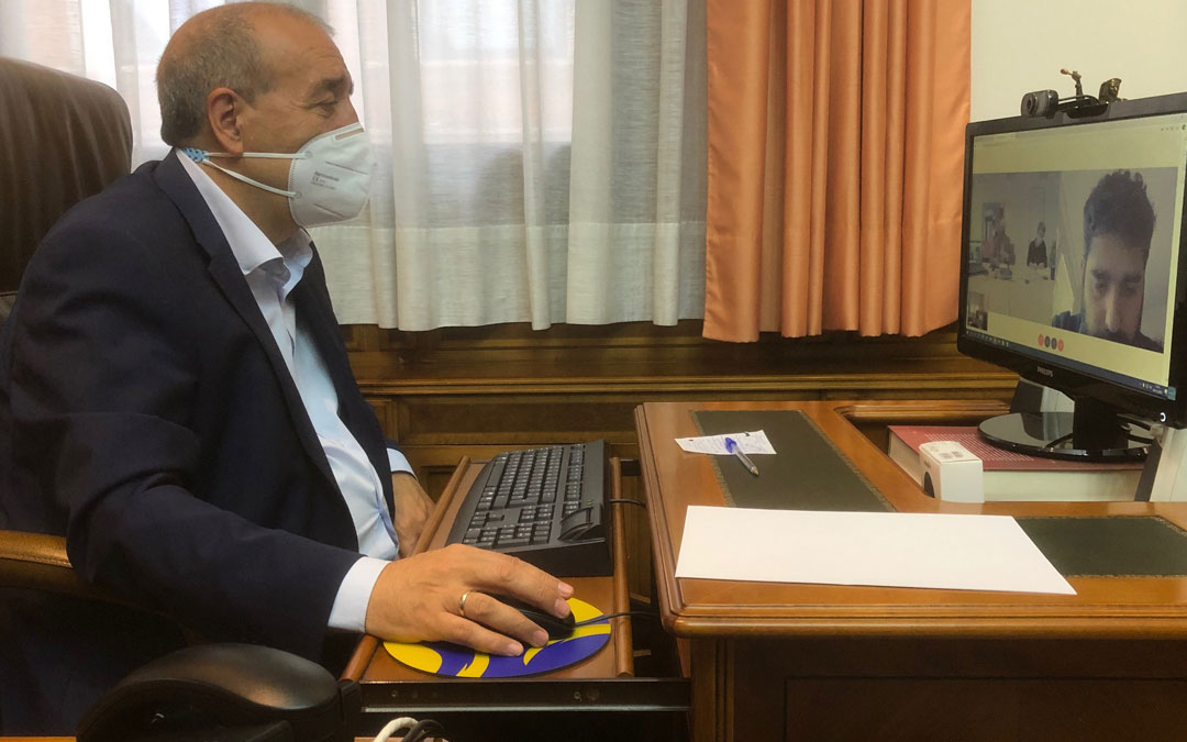 Manuel Rando, presidente de la DPT, en la reunión vía on line mantenida con la DGA y la presidenta del patronato del Geoparque