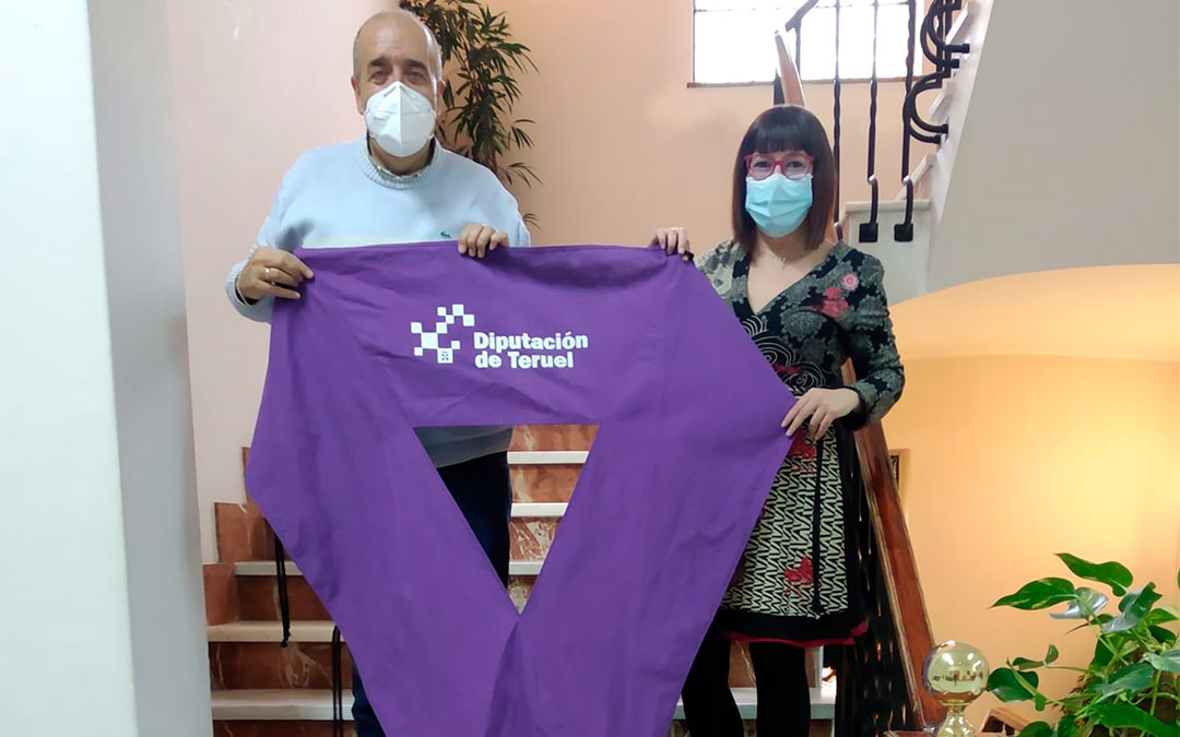 El presidente de la DPT, Manuel Rando, y la diputada de Igualdad, Susana Traver, con el lazo que colgará en el Palacio Provincial./ DPT
