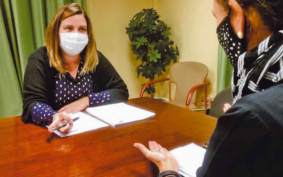 María Ariño, durante una reunión con técnicos de su departamento.