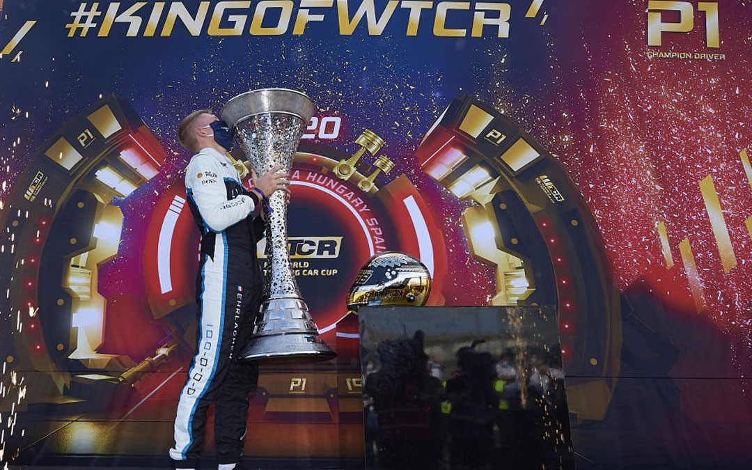 El francés Ehrlacher besa emocionado el trofeo del que se ha hecho acreedor