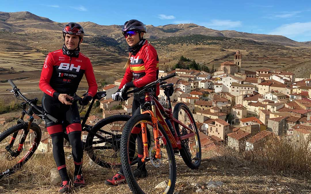 Carlos Coloma y Rocío del Alba con Ejulve de fondo antes de iniciar la ruta dominical./ A.M.