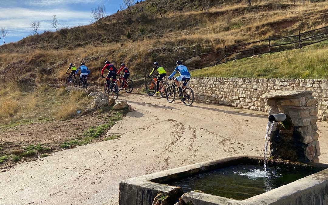 El pelotón pasando por una de las fuentes de la localidad de Ejulve para iniciar su recorrido./ A.M.