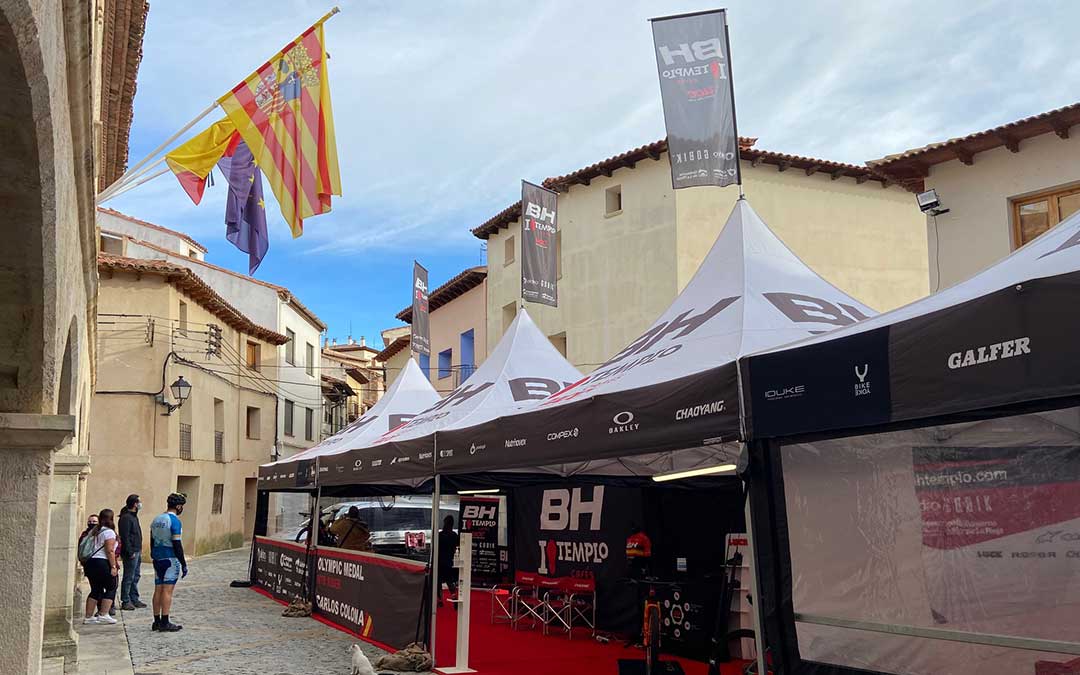 El stand del equipo BH Templo Cafés UCC, desplegado este fin de semana en la plaza del Ayuntamiento de Ejulve./ A.M.