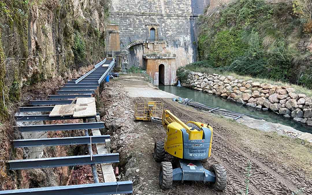 Las obras en el embalse de Cueva Foradada se están desarrollando en la parte baja de la infraestructura./ L.C.