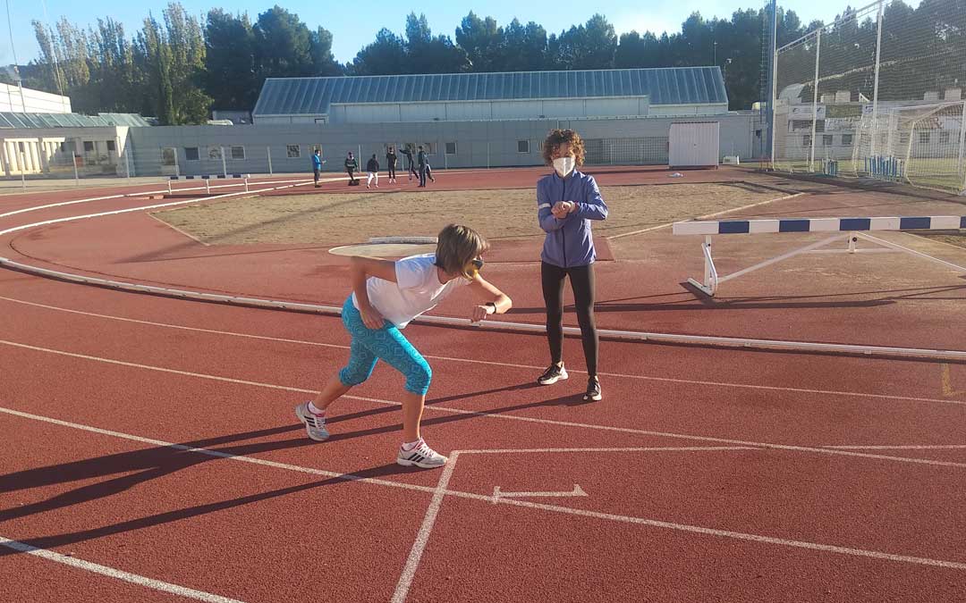 Las clases se realizan en el exterior de las instalaciones deportivas municipales alcañizanas