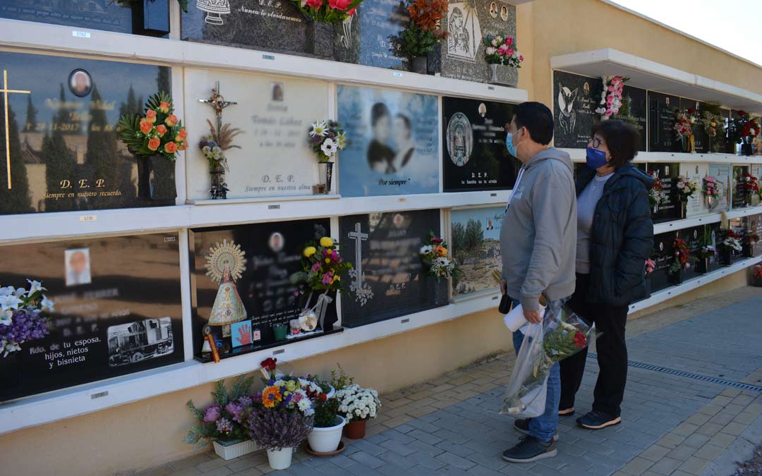 Esther Alavés, junto a un acompañante, en el cementerio de Alcañiz este domingo./I.M.