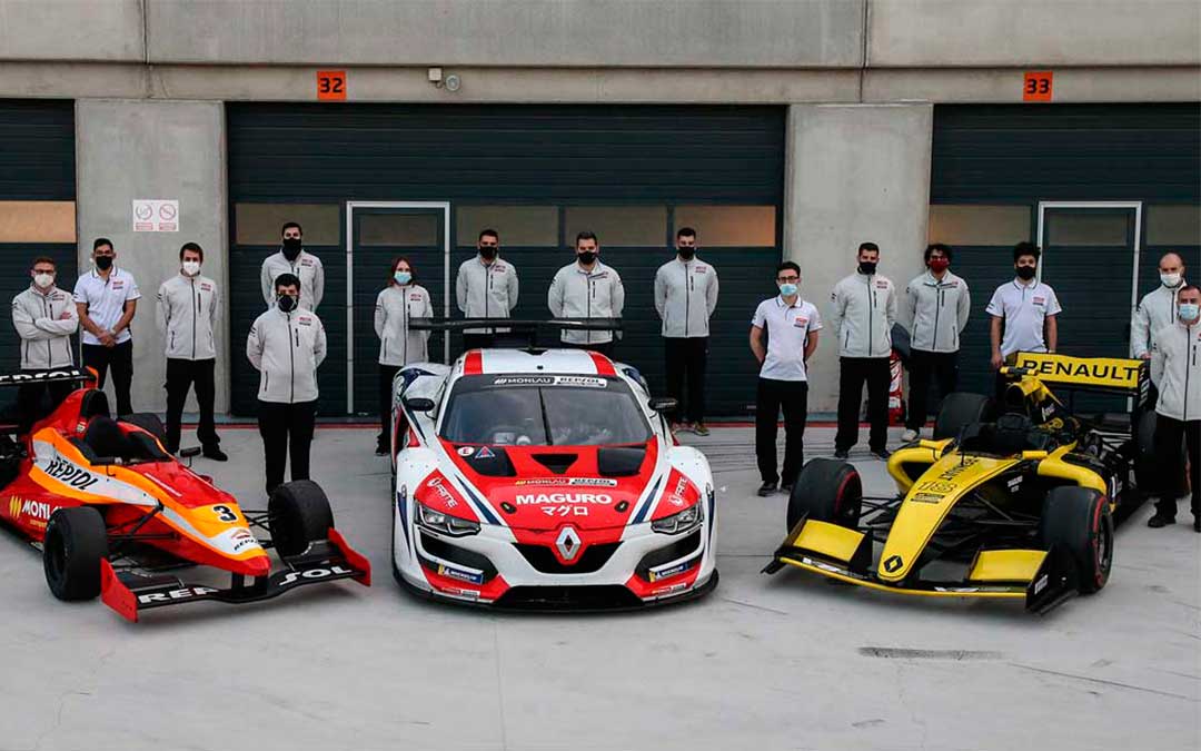 Los participante en el test junto con los vehículos que utilizaron para desarrollarlos.