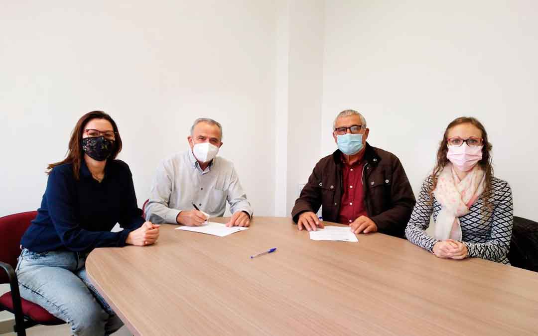 El convenio de colaboración lo han firmado representantes de la Asociación ASAPME junto al presidente comarcal, Joaquín Llop, y la consejera de Servicios Sociales, Ana Jarque.
