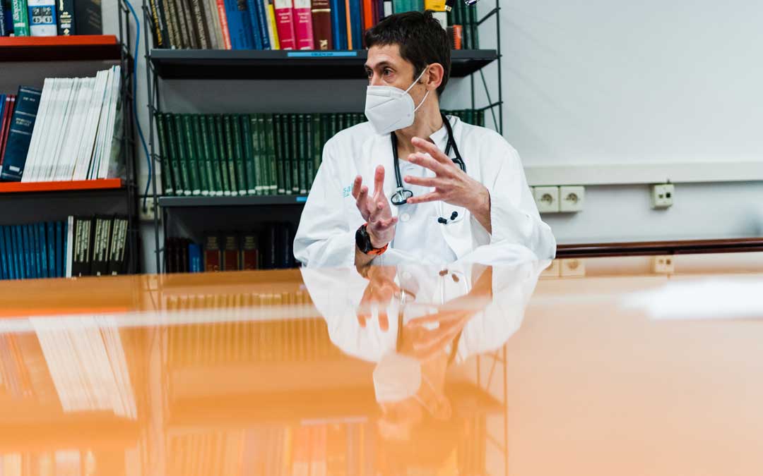 Francisco Marcilla durante la entrevista en la biblioteca del Hospital / Cesáreo Larrosa