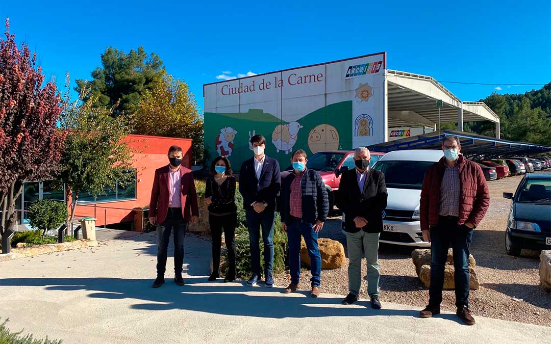 El Comisionado del Gobierno de Aragón para la Agenda 2030, Fermín Serrano, visita las instalaciones del Grupo Arcoiris en Valderrobres./ DGA