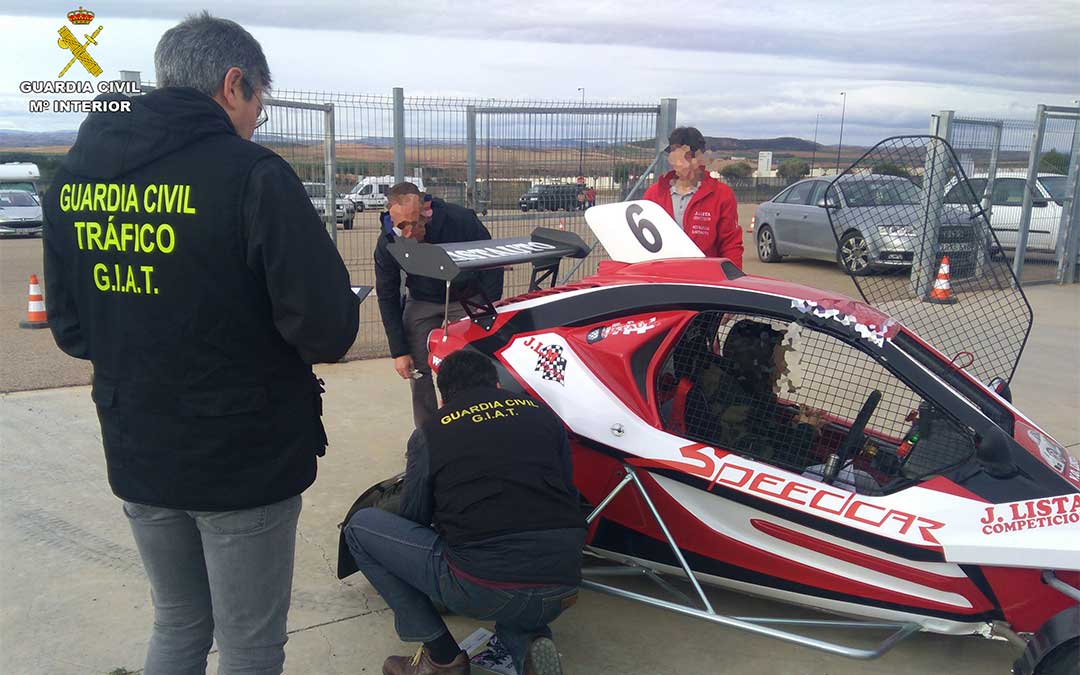 La Guardia Civil inspecciona un vehículo de autocross./ Guardia Civil de Teruel