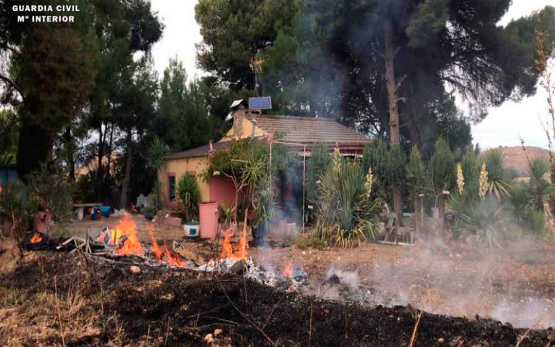 Imagen del incendio de Caspe todavía activo en la casa afectada en las Fajuelas. Imagen: Seprona de la Guardia Civil