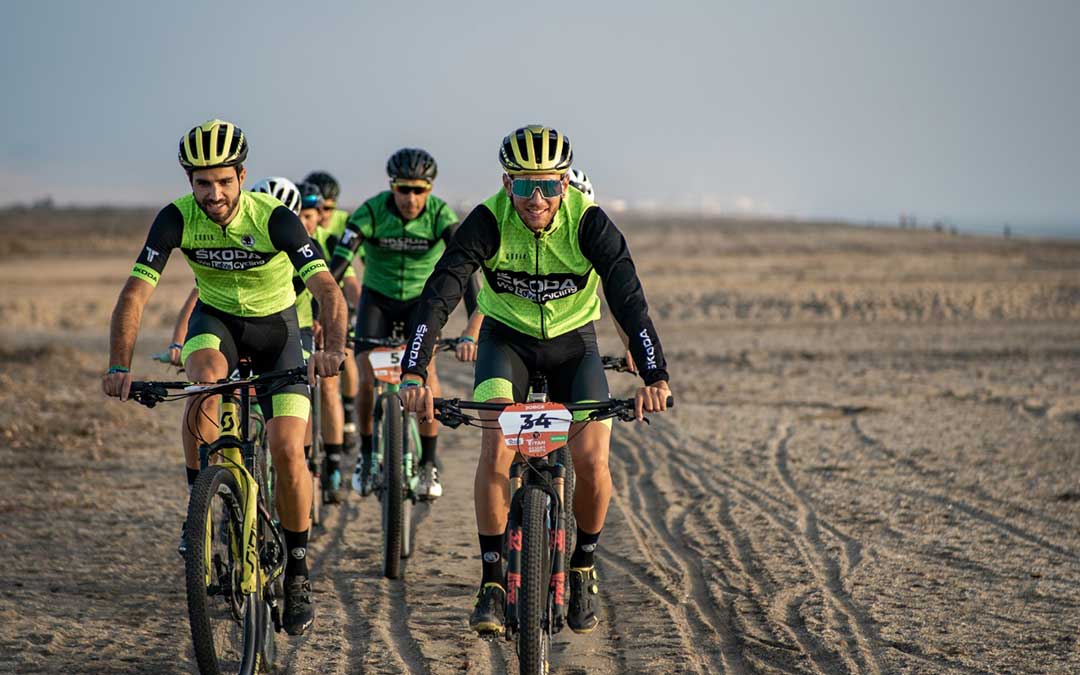 Jorge Lamiel, con el número 34, en una de las etapas de la Titan Desert 2020./ J.L.