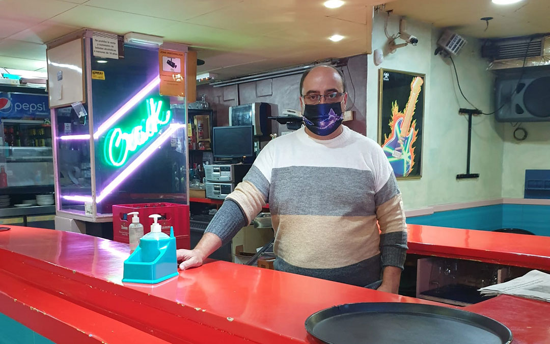 José Manuel regenta el bar Crack desde hace casi 35 años