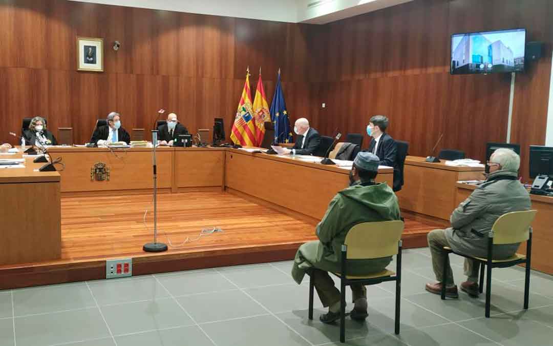 El empresario y el encargado de la finca, ayer, en el banquillo de los acusados de la Audiencia de Zaragoza./ M. A. C.