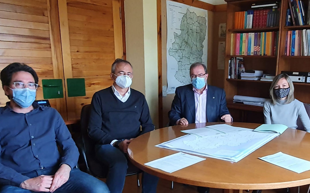 Los alcaldes de La Puebla e Híjar, reunidos con el director de Carreteras, Bizén Fuster, y su equipo. / DGA