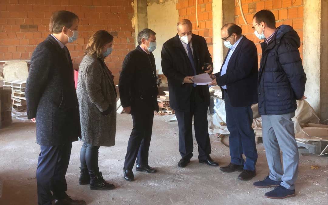 Visita del presidente de la DPT, Manuel Rando, al local en el que está previsto instalar las nuevas oficinas de la Diputación en Alcañiz junto con técnicos de la DPT: el director de Negocio de Caja Rural de Teruel, Ángel Espinosa; y la diputada de Desarrollo Territorial, María Ariño