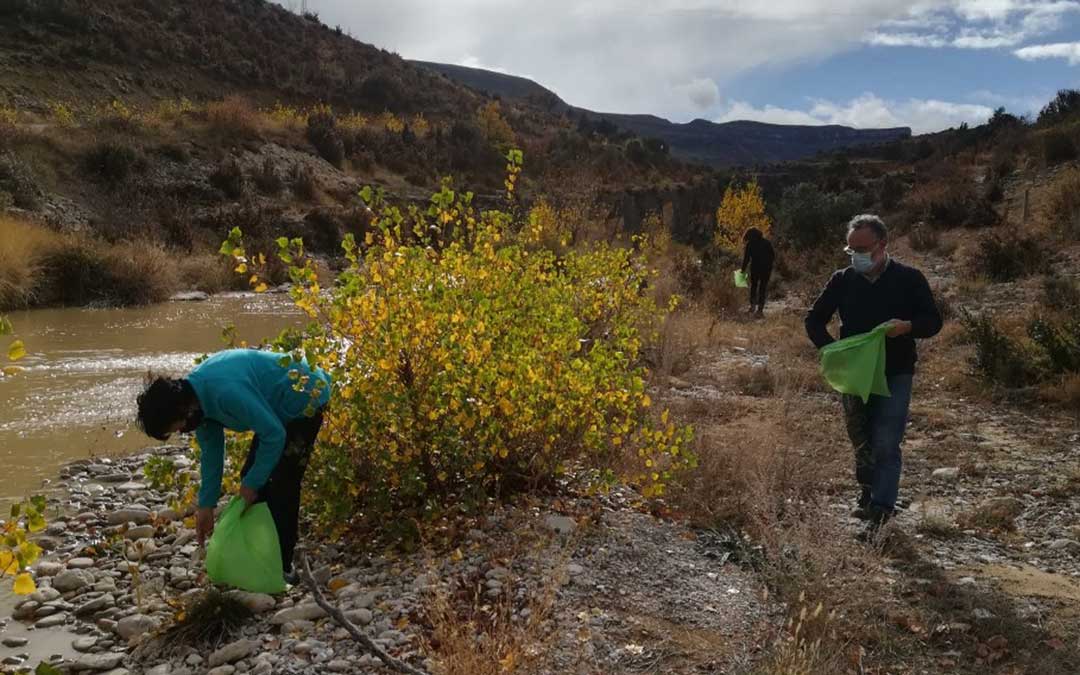 Varias de las personas participantes durante las tareas de limpieza en el entorno del río Cantavieja./ Maestrazgo Asociación Turística