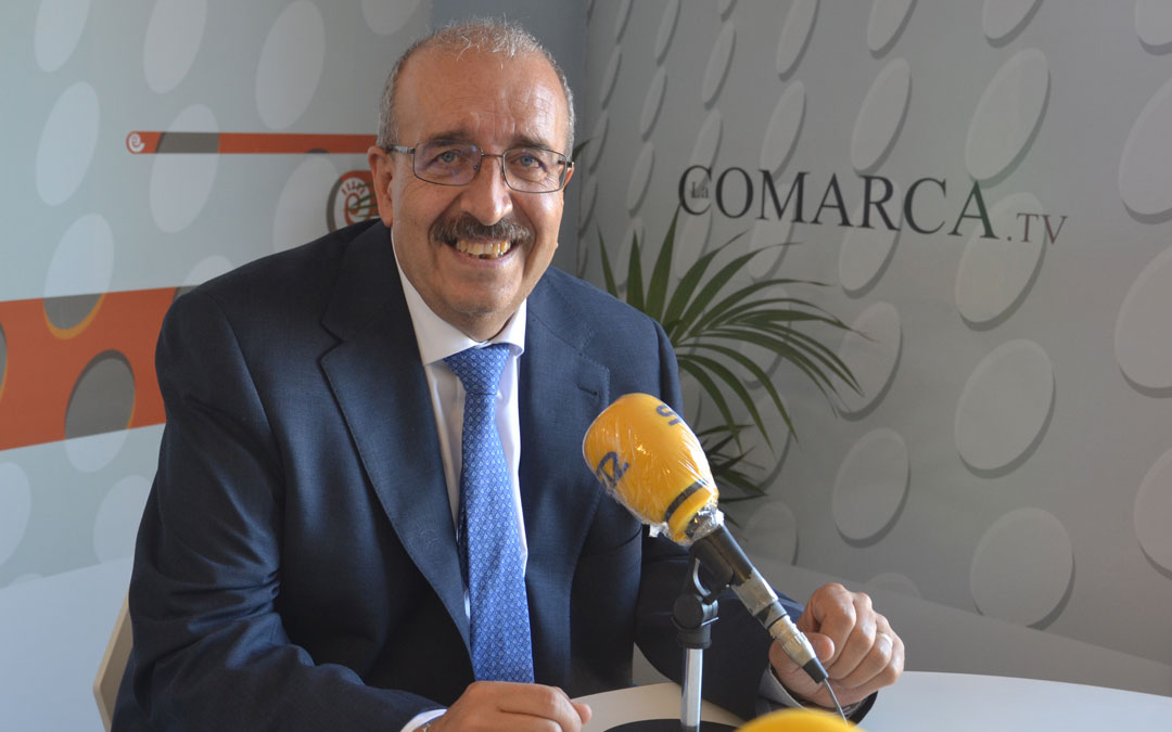 Manuel Rando, presidente de la DPT, en los estudios de Radio La Comarca